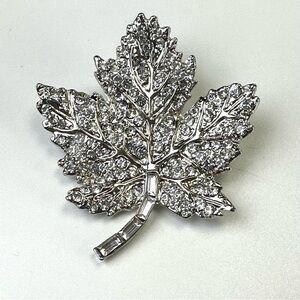 Crystal silver Maple Leaf Brooch NWT broach pin for lapel, travel Canada